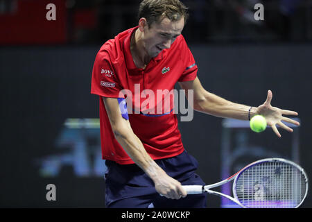 San Pietroburgo, Russia. Xxi Sep, 2019. Daniil Medvedev della Russia restituisce la sfera durante la semifinale partita contro Egor Gerasimov della Bielorussia a San Pietroburgo Open di tennis ATP tour a San Pietroburgo, Russia, Sett. 21, 2019. Credito: Irina Motina/Xinhua/Alamy Live News Foto Stock