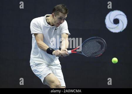 San Pietroburgo, Russia. Xxi Sep, 2019. Egor Gerasimov della Bielorussia restituisce la sfera durante la semifinale partita contro Daniil Medvedev della Russia a San Pietroburgo Open di tennis ATP tour a San Pietroburgo, Russia, Sett. 21, 2019. Credito: Irina Motina/Xinhua/Alamy Live News Foto Stock