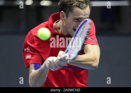 San Pietroburgo, Russia. Xxi Sep, 2019. Daniil Medvedev della Russia restituisce la sfera durante la semifinale partita contro Egor Gerasimov della Bielorussia a San Pietroburgo Open di tennis ATP tour a San Pietroburgo, Russia, Sett. 21, 2019. Credito: Irina Motina/Xinhua/Alamy Live News Foto Stock