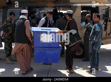 Di Kandahar. Xxi Sep, 2019. I membri dello staff di afgane commissione indipendente per le elezioni (IEC) trasportare scrutinio a Kandahar, Afghanistan, Sett. 21, 2019 . Il paese si sta preparando per le prossime elezioni presidenziali slated per sett. 28. Credito: Sanaullah Seiam/Xinhua Foto Stock