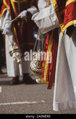 Incensiere in una processione, la Settimana Santa Foto Stock