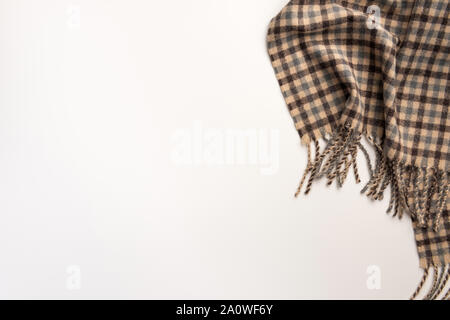 Sciarpa calda isolati su sfondo bianco. Lay piatto. Foto Stock