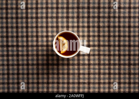 Composizione d'autunno. Tazza di tè, plaid. Lay piatto. Foto Stock