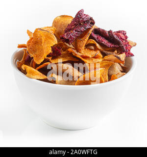 Chip di vegetale in una ciotola su sfondo bianco Foto Stock