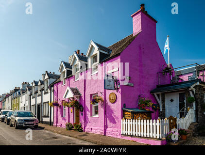 Vista di edifici di Argyll terrazza, di una strada nella parte superiore Tobermory, che ha una magnifica vista sulla baia e il suono di Mull. Isle of Mull, Scozia. Foto Stock