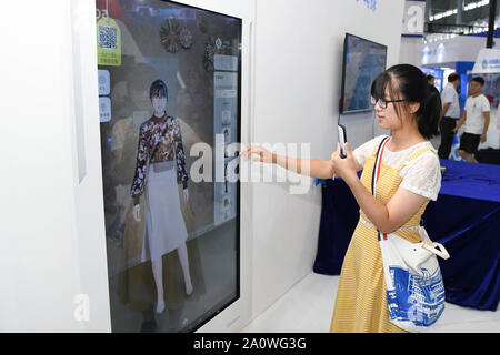 Hefei, cinese della provincia di Anhui. Xx Settembre, 2019. Un visitatore sperimenta un intelligente specchio da toeletta durante il 2019 la produzione mondiale di convenzione a Hefei, Cina orientale della provincia di Anhui, Sett. 20, 2019. Credito: Liu Junxi/Xinhua/Alamy Live News Foto Stock