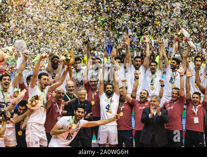 Tehran, Iran. Xxi Sep, 2019. I membri dello staff e dei giocatori di Iran celebrare durante la cerimonia di premiazione del 2019 Asian volley maschile di campionato a Tehran, Iran, sul Sett. 21, 2019. Credito: Ahmad Halabisaz/Xinhua Foto Stock