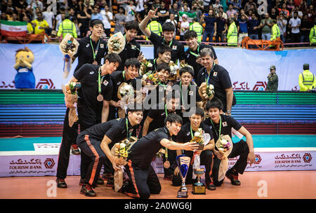 Tehran, Iran. Xxi Sep, 2019. I giocatori del Giappone celebrare durante la cerimonia di premiazione del 2019 Asian volley maschile di campionato a Tehran, Iran, sul Sett. 21, 2019. Credito: Ahmad Halabisaz/Xinhua Foto Stock