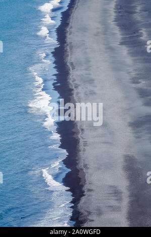 Spiaggia nera e il mare come si vede dalle scogliere Dyrhólaey, Islanda Foto Stock