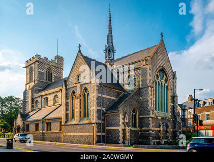 Vista di San Giovanni Battista, in High Barnet, Londra. Costruito intorno al 1250, si trova in corrispondenza della giunzione di Wood Street e High Street. Foto Stock