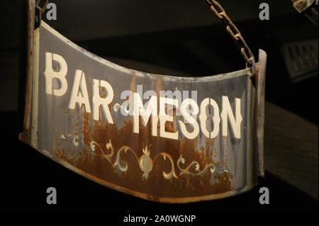 Segno di bar tavern di ferro arrugginito e appeso con delle catene Foto Stock