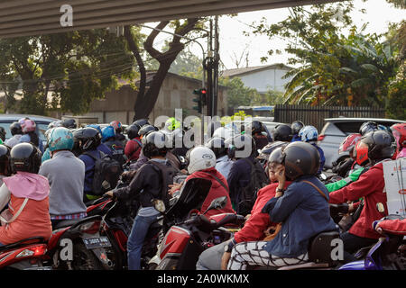 Jakarta / Indonesia - 09 Giugno 2018: sbandata di scooter in attesa del semaforo di cambiare colore a Giacarta Indonesia Foto Stock