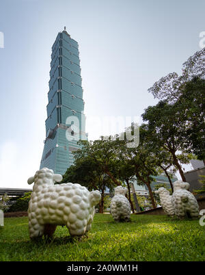 Taipei / Taiwan - Agosto 09 2018: Plastica pecore guardare fino a 101 world trade center di Taipei Taiwan Foto Stock