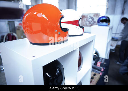 Varietà di caschi motociclistici in negozio Foto Stock