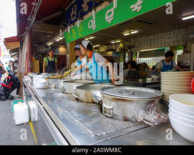 / Seoul COREA DEL SUD - Il 18 agosto 2018: Street cibo viene cucinato in un mercato a Seoul COREA DEL SUD Foto Stock