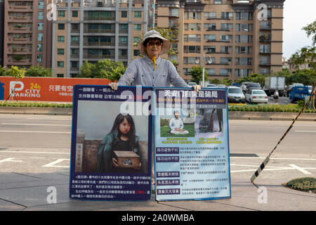 Taipei / Tiawan - Agosto 09 2018: Donna che protestano contro il governo cinese per le strade di Taipei a Taiwan Foto Stock