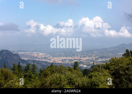 Vista panoramica della città di Alcoy con i suoi ponti oltre gli anfratti, foto dal parco naturale Foto Stock