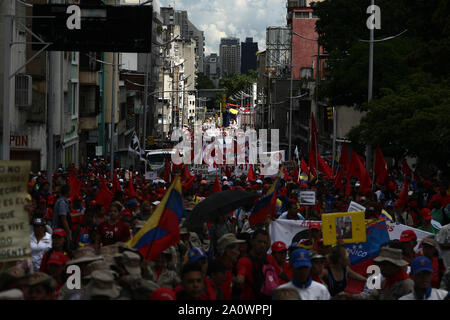 Caracas, Venezuela. Xxi Sep, 2019. Numerose persone sfilano per le strade della capitale venezuelana per protesta contro le sanzioni economiche imposte al paese dal presidente statunitense Trump. I dimostranti vogliono trasmettere più di 13 milioni di firme di cittadini contro le sanzioni degli Stati Uniti e presidente Trump. Credito: Boris Vergara/dpa/Alamy Live News Foto Stock