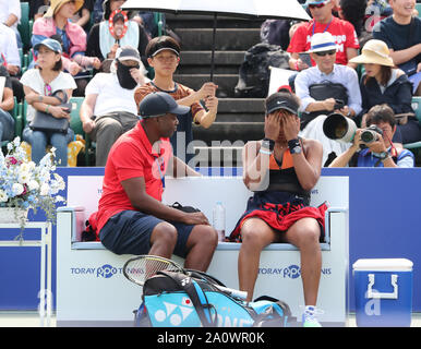 Osaka, Giappone. Xxi Sep, 2019. Giapponese giocatore di tennis Naomi Osaka ascolta il suo padre Haitian-American e coach Leonard Francois (L) durante i quarti di finale della Toray Pan Pacific Open Tennis Tournament di Osaka in Giappone occidentale di sabato 21 settembre, 2019. Osaka sconfitto Yulia Putintseva del Kazakistan 6-4, 6-4. Credito: Yoshio Tsunoda/AFLO/Alamy Live News Foto Stock