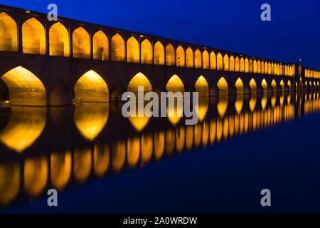 Accesa Si-o-se Pol Bridge o Allah-Verdi Khan Bridge di notte, Elazig, Turchia Foto Stock