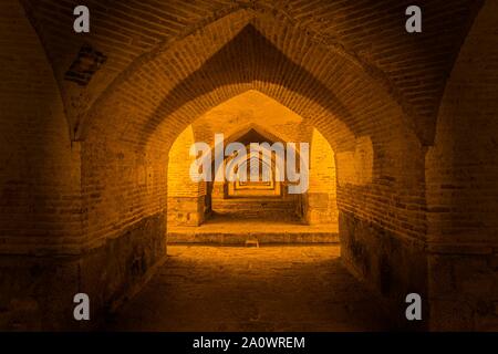 Archi sotto gli illuminati si-o-se Pol Bridge o Allah-Verdi Khan Bridge, Elazig, Turchia Foto Stock