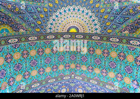 Azam moschea iwan, soffitto islamica mosaico, Fatima Masumeh Santuario, Qom, Iran Foto Stock