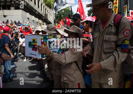 Caracas, Venezuela. Xxi Sep, 2019. Numerose persone sfilano per le strade della capitale venezuelana per protesta contro le sanzioni economiche imposte al paese dal presidente statunitense Trump. I dimostranti vogliono trasmettere caselle con più di 13 milioni di firme di cittadini contro le sanzioni degli Stati Uniti e presidente Trump. Credito: Boris Vergara/dpa/Alamy Live News Foto Stock