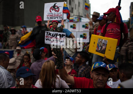 Caracas, Venezuela. Xxi Sep, 2019. Numerose persone sfilano per le strade della capitale venezuelana per protesta contro le sanzioni economiche imposte al paese dal presidente statunitense Trump. I dimostranti vogliono trasmettere caselle con più di 13 milioni di firme di cittadini contro le sanzioni degli Stati Uniti e presidente Trump. Credito: Boris Vergara/dpa/Alamy Live News Foto Stock