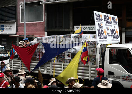 Caracas, Venezuela. Xxi Sep, 2019. Numerose persone sfilano per le strade della capitale venezuelana per protesta contro le sanzioni economiche imposte al paese dal presidente statunitense Trump. I dimostranti vogliono trasmettere caselle con più di 13 milioni di firme di cittadini contro le sanzioni degli Stati Uniti e presidente Trump. Credito: Boris Vergara/dpa/Alamy Live News Foto Stock