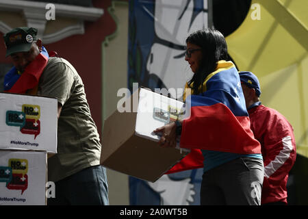 Caracas, Venezuela. Xxi Sep, 2019. Numerose persone sfilano per le strade della capitale venezuelana per protesta contro le sanzioni economiche imposte al paese dal presidente statunitense Trump. I dimostranti vogliono trasmettere caselle con più di 13 milioni di firme di cittadini contro le sanzioni degli Stati Uniti e presidente Trump. Credito: Boris Vergara/dpa/Alamy Live News Foto Stock