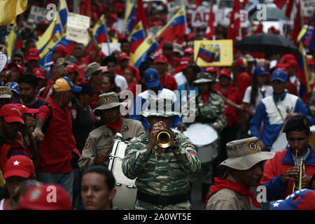 Caracas, Venezuela. Xxi Sep, 2019. Numerose persone sfilano per le strade della capitale venezuelana per protesta contro le sanzioni economiche imposte al paese dal presidente statunitense Trump. I dimostranti vogliono trasmettere caselle con più di 13 milioni di firme di cittadini contro le sanzioni degli Stati Uniti e presidente Trump. Credito: Boris Vergara/dpa/Alamy Live News Foto Stock