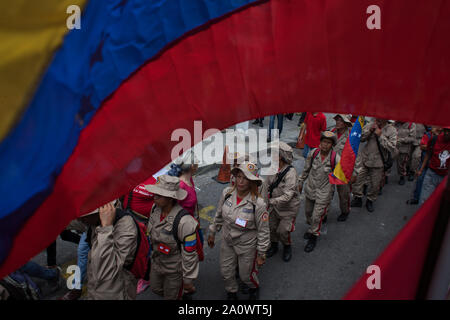 Caracas, Venezuela. Xxi Sep, 2019. Numerose persone sfilano per le strade della capitale venezuelana per protesta contro le sanzioni economiche imposte al paese dal presidente statunitense Trump. I dimostranti vogliono trasmettere caselle con più di 13 milioni di firme di cittadini contro le sanzioni degli Stati Uniti e presidente Trump. Credito: Boris Vergara/dpa/Alamy Live News Foto Stock