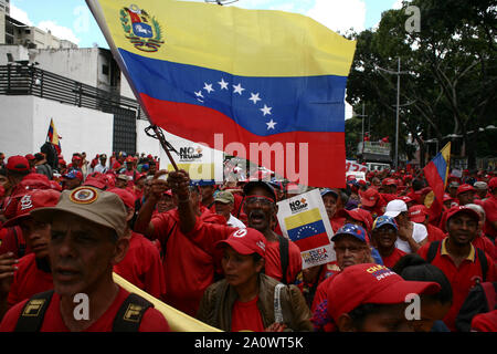 Caracas, Venezuela. Xxi Sep, 2019. Numerose persone sfilano per le strade della capitale venezuelana per protesta contro le sanzioni economiche imposte al paese dal presidente statunitense Trump. I dimostranti vogliono trasmettere caselle con più di 13 milioni di firme di cittadini contro le sanzioni degli Stati Uniti e presidente Trump. Credito: Boris Vergara/dpa/Alamy Live News Foto Stock