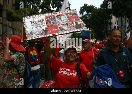 Caracas, Venezuela. Xxi Sep, 2019. Numerose persone sfilano per le strade della capitale venezuelana per protesta contro le sanzioni economiche imposte al paese dal presidente statunitense Trump. I dimostranti vogliono trasmettere caselle con più di 13 milioni di firme di cittadini contro le sanzioni degli Stati Uniti e presidente Trump. Credito: Boris Vergara/dpa/Alamy Live News Foto Stock