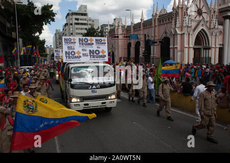 Caracas, Venezuela. Xxi Sep, 2019. Numerose persone sfilano per le strade della capitale venezuelana per protesta contro le sanzioni economiche imposte al paese dal presidente statunitense Trump. I dimostranti vogliono trasmettere caselle con più di 13 milioni di firme di cittadini contro le sanzioni degli Stati Uniti e presidente Trump. Credito: Boris Vergara/dpa/Alamy Live News Foto Stock