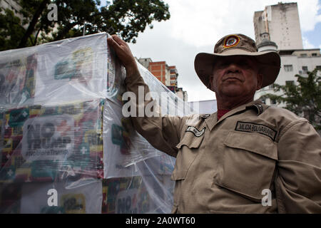 Caracas, Venezuela. Xxi Sep, 2019. Numerose persone sfilano per le strade della capitale venezuelana per protesta contro le sanzioni economiche imposte al paese dal presidente statunitense Trump. I dimostranti vogliono trasmettere caselle con più di 13 milioni di firme di cittadini contro le sanzioni degli Stati Uniti e presidente Trump. Credito: Boris Vergara/dpa/Alamy Live News Foto Stock