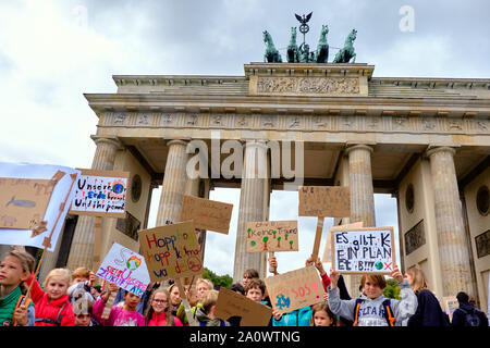Berlino, Germania - 20 settembre 2019: clima globale sciopero a Berlino, Germania, manifestanti con cartelloni su un rally con la Porta di Brandeburgo in tedesco capit Foto Stock