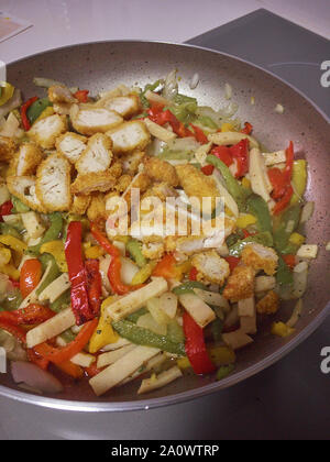 La cottura di pollo con peperoni e cipolla Foto Stock