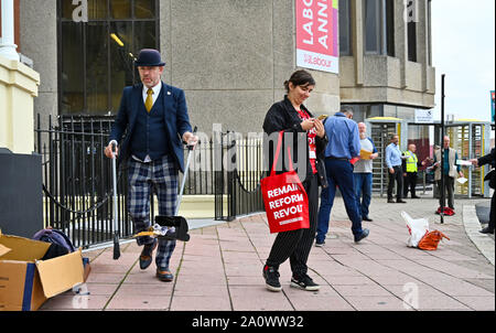 Brighton Regno Unito 22 Settembre 2019 - Un membro del Grand Hotel staff chiarisce al di fuori del partito laburista conferenza che si svolge nel centro di Brighton quest'anno. Credito : Simon Dack / Alamy Live News Foto Stock