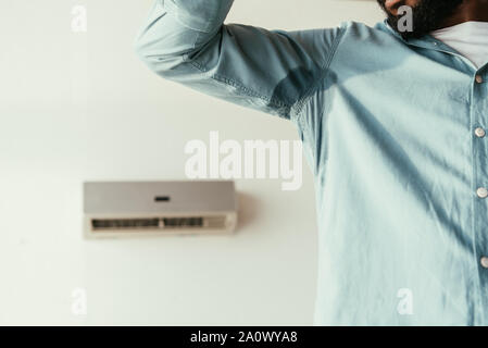 Vista parziale di African American Uomo in camicia sudate che soffrono di calore estivo Foto Stock