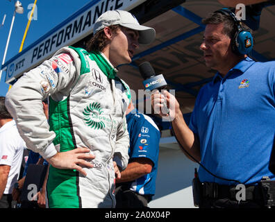 21/09/2019 Monterey, CA, U.S.A. Harding Racing driver Gabby Chaves (88) essendo intervistato da NTT dopo la Firestone Grand Prix di Monterey IndyCar qualifica a Weathertech Raceway Laguna Seca Monterey, CA Thurman James/CSM Foto Stock