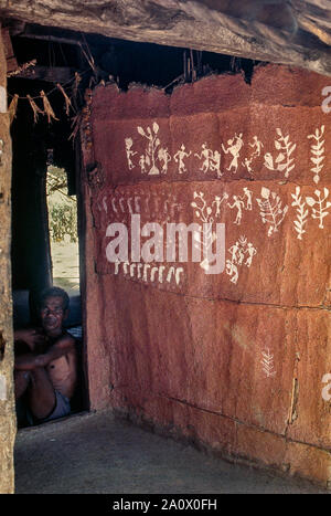 03 gen 2017 warli dipinto sul fango waal sulla capanna di tribali. Warli tribe, Dahanu Maharashtra. India Foto Stock