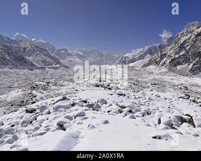 Montagna himalayana al mattino dopo il recente nevicata. Silenzio bianco, assoluta tranquillità; tranquillità e calma concept Foto Stock