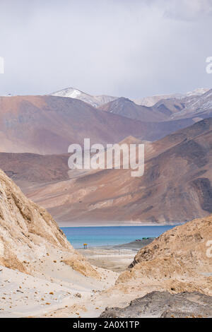 Lago Pangong con montagne rocciose situato al confine con l India e la Cina in Ladakh regione, Stato di Jammu e Kashmir in India. Foto Stock