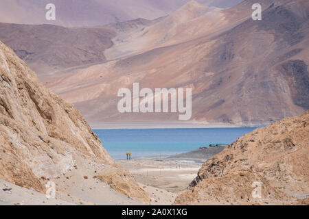 Lago Pangong con montagne rocciose situato al confine con l India e la Cina in Ladakh regione, Stato di Jammu e Kashmir in India. Foto Stock