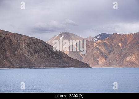 Lago Pangong con montagne rocciose situato al confine con l India e la Cina in Ladakh regione, Stato di Jammu e Kashmir in India. Foto Stock