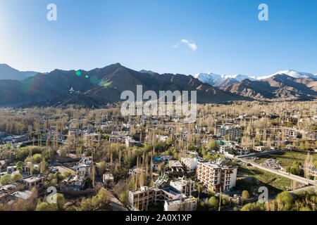 Vista di Leh in città dalla collina Tsemo situato in India del nord Stato di Jammu e Kashmir in India. Foto Stock