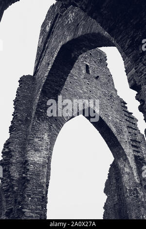 Immagine in bianco e nero incentrate sulle arcate delle rovine di Talley Abbey in Carmarthenshire. Galles Foto Stock