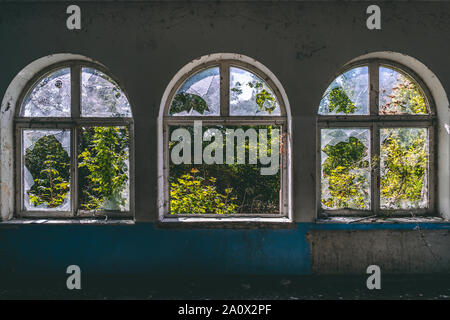 Tre antichi distrutti windows. finestra centrale è quasi completamente assente. Foto Stock