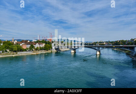 Ponte sul fiume Tra gli edifici in città contro Sky Foto Stock